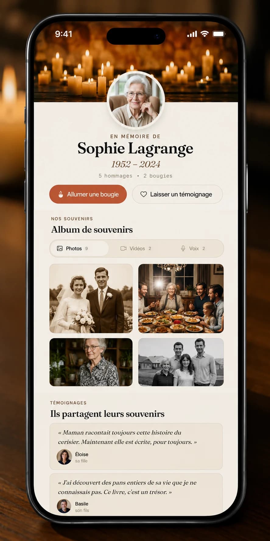 L'espace mémoriel ouvert sur un téléphone : portrait, bougies, album de souvenirs et témoignages